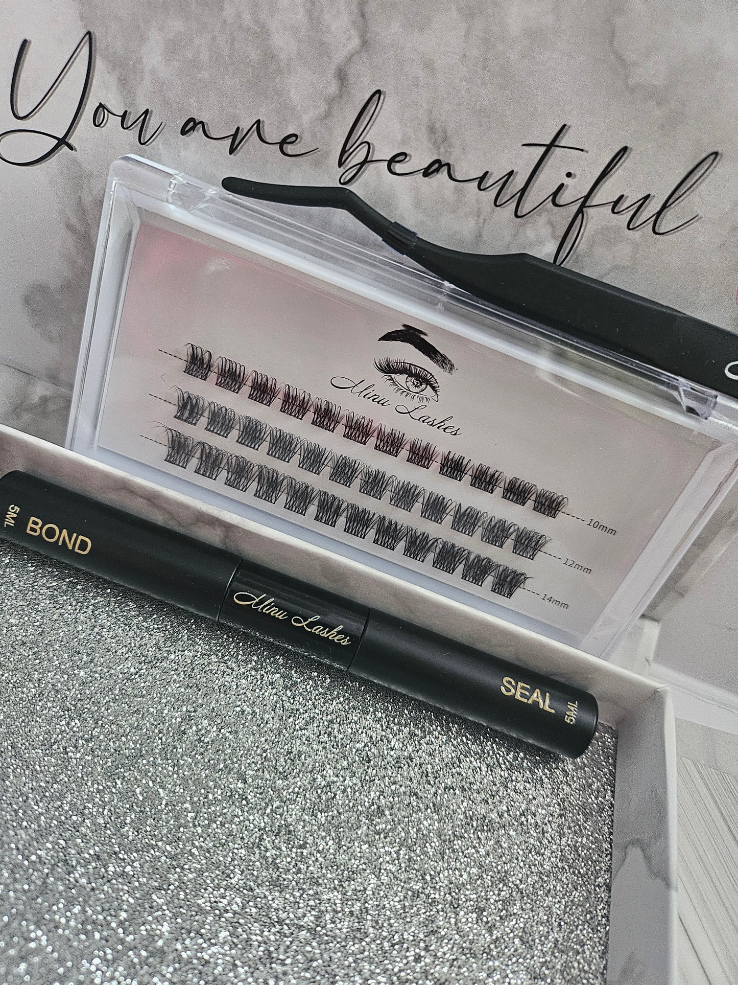MinuLashes – DIY Lash Extension Kit ✨
Large Tray | Clusters + Tools ( tweezer, black bond black sealer remover and gift) 10 12 14mm