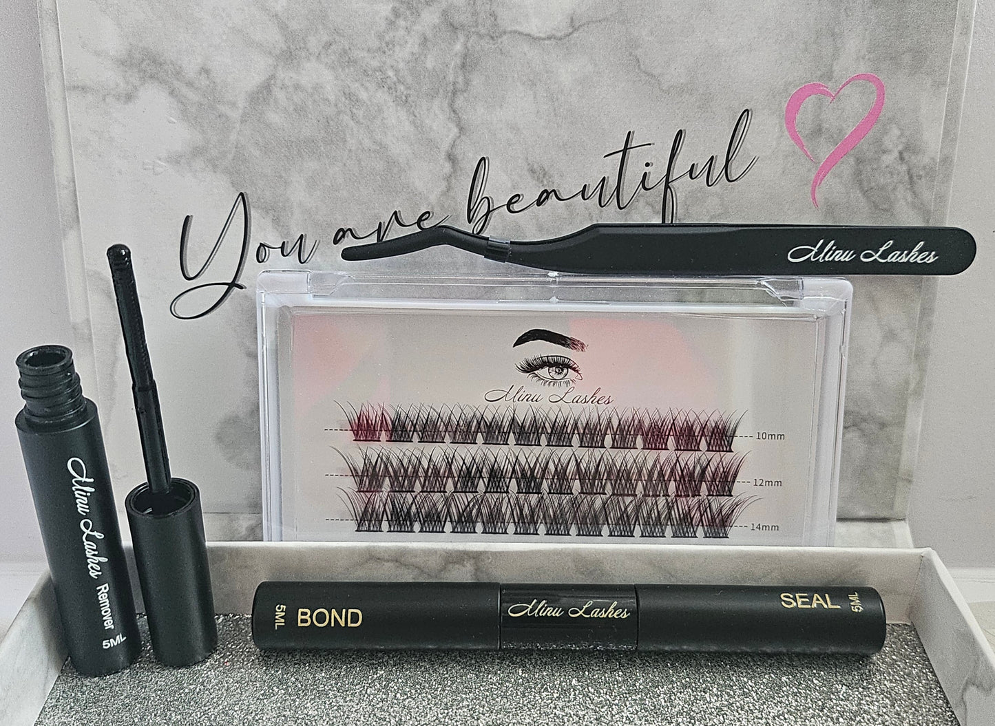 MinuLashes – DIY Lash Extension Kit ✨
Large Tray | Clusters + Tools ( tweezer, black bond black sealer remover and gift) 10 12 14mm